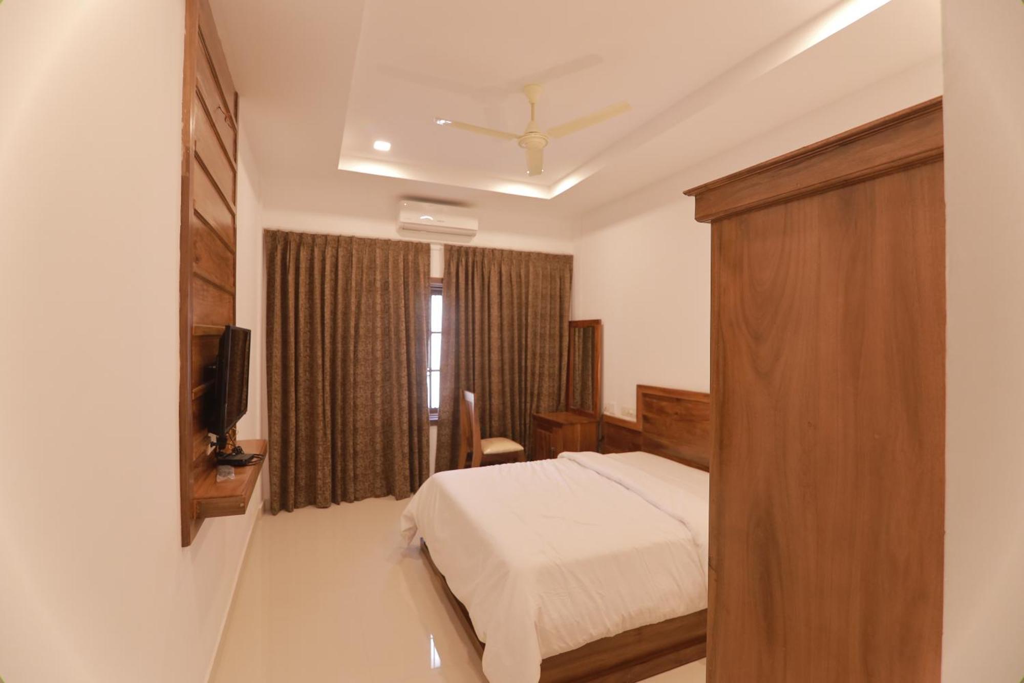 Opm Inn Payyannur Bagian luar foto